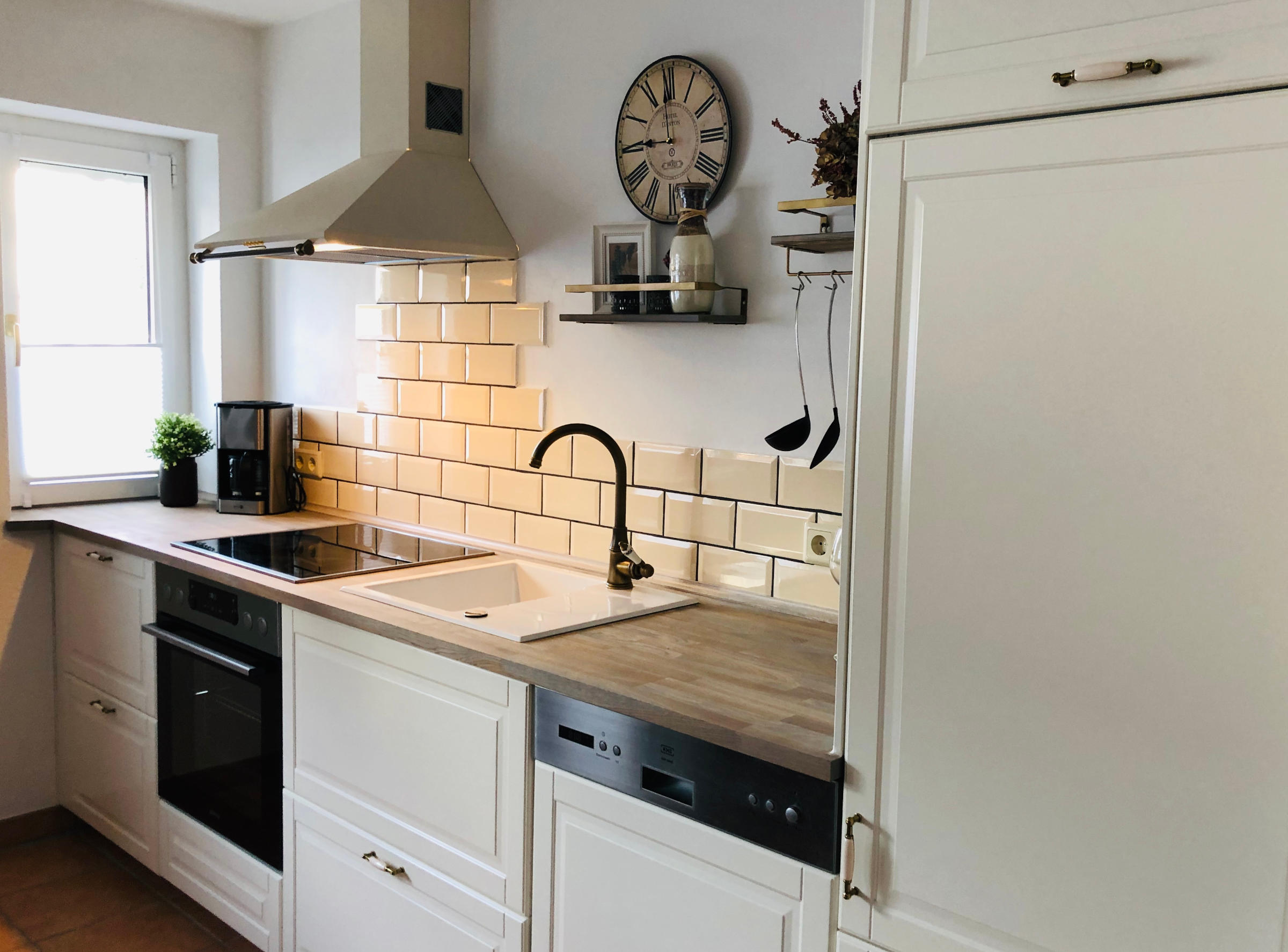 Küchenzeile mit Elektrogeräten